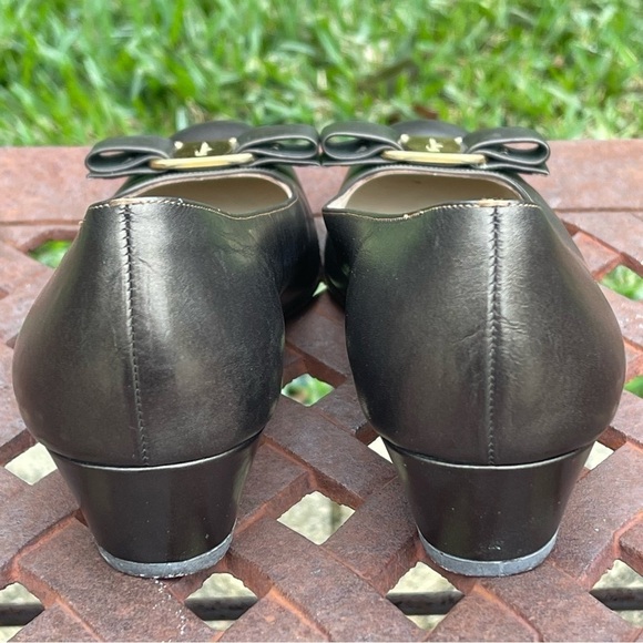 Salvatore Ferragamo Boutique Italian Vara Bow Pumps In Bronze Like New - Picture 6 of 14